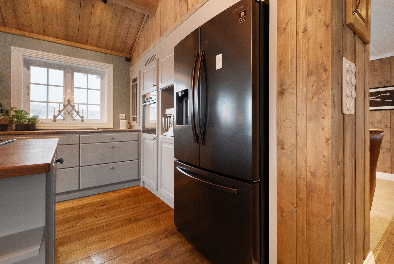 Stekeovn i høyskap og egen nisje som er ypperlig for kokebøker og bakemaskin. Plassbygget for side-by side kjøl-/og fryseskap Galleribilde