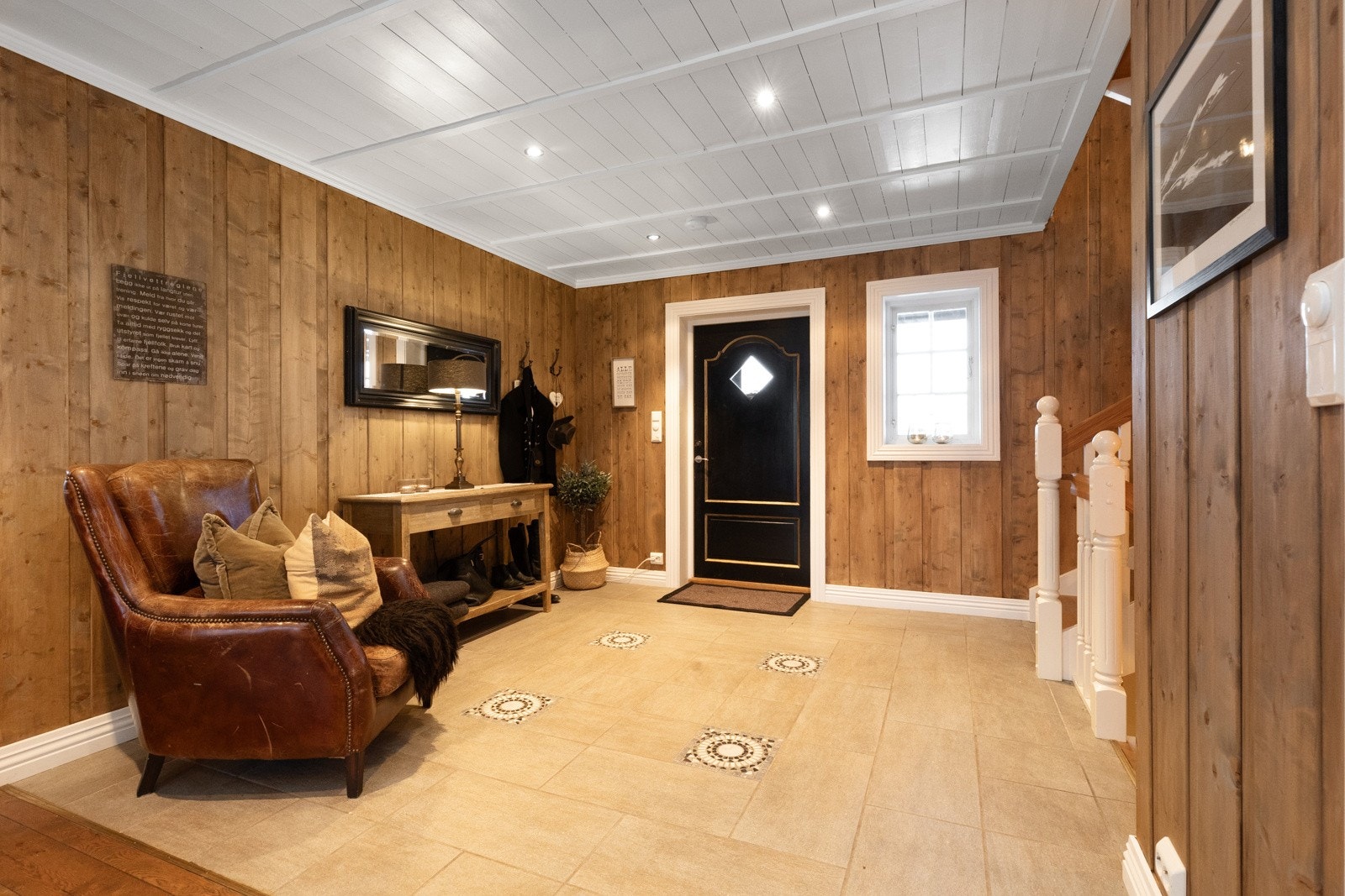 Hovedplanet, som også benyttes som gjesteinngang, har en romslig hall med lyse fliser på gulv Galleribilde