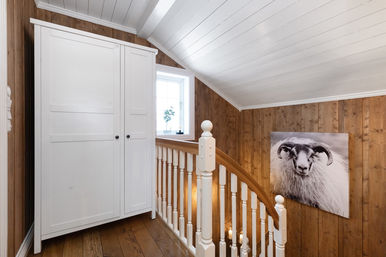 Det øverste planet er en fin privat avdeling med soverom og bad Galleribilde