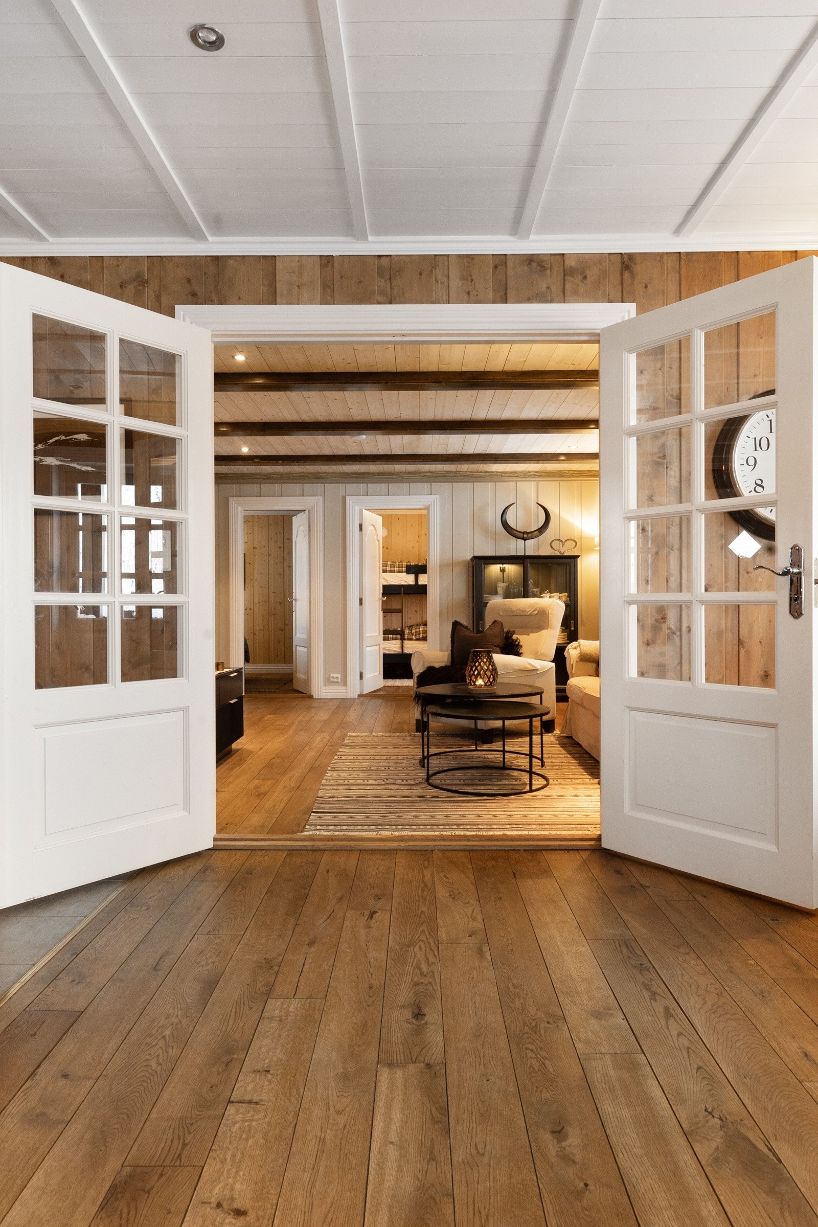 Dobbelfløyet dører med glassruter inn til tv-stue Galleribilde