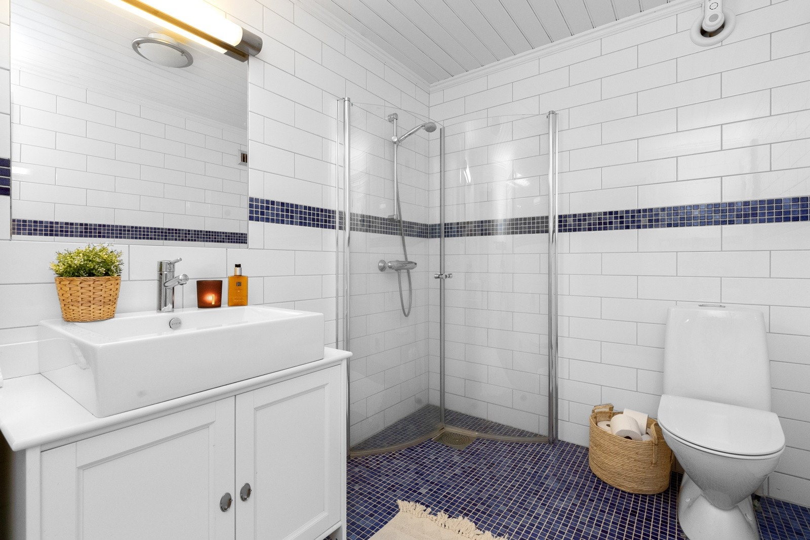 Baderom i samme utførelse som bad i de to øvrige etasjene, men her er det blå mosaikk Galleribilde