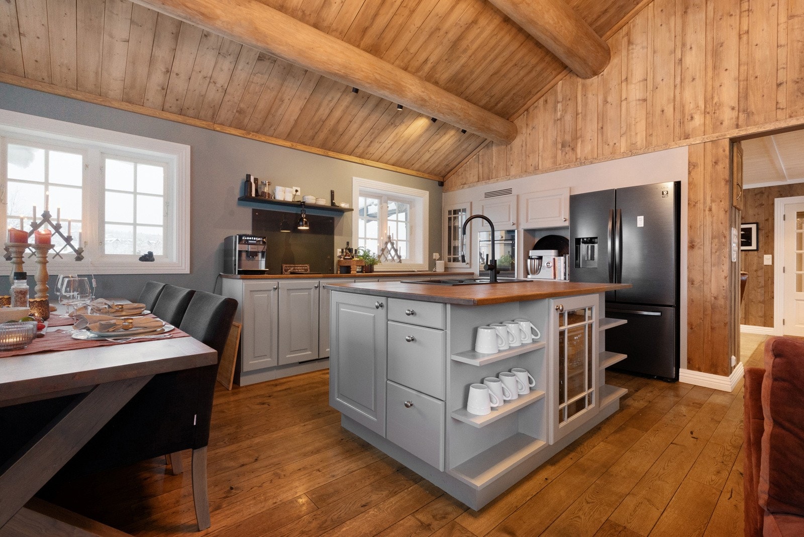 Veggene er beiset i en lun farge, 1 kontrastvegg med malt gips som gir rommet særpreg Galleribilde