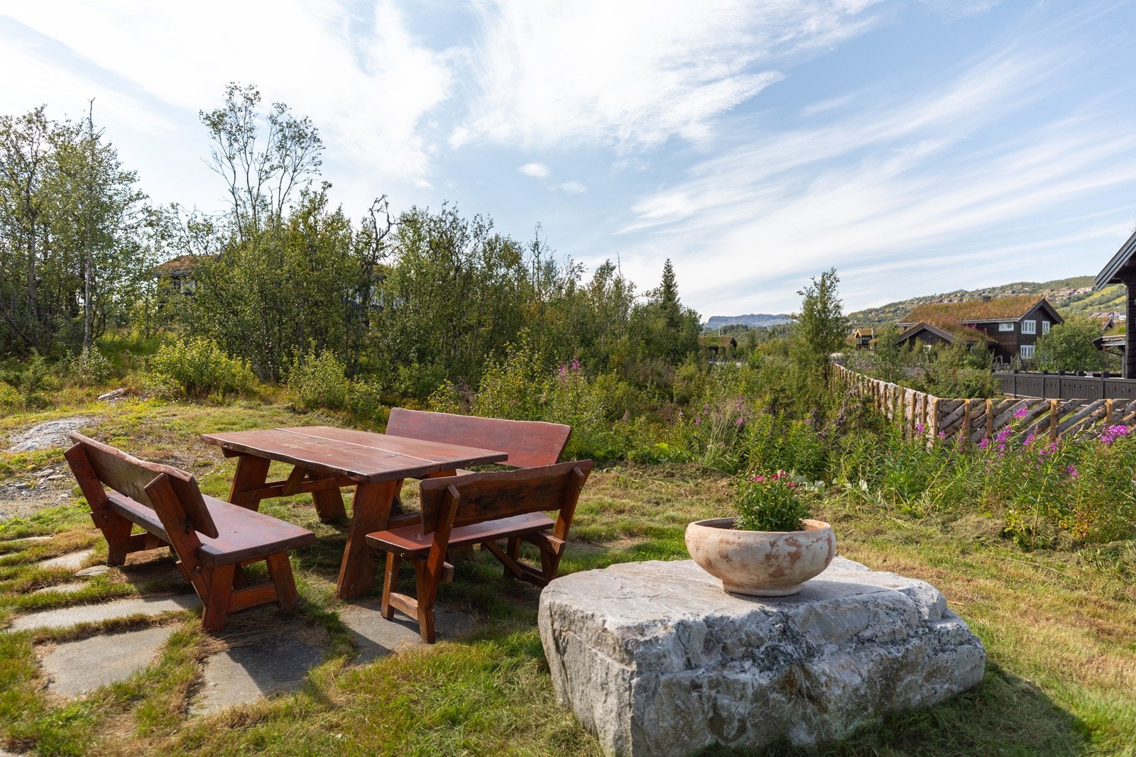 Uteplass opparbeidet med store steinheller Galleribilde