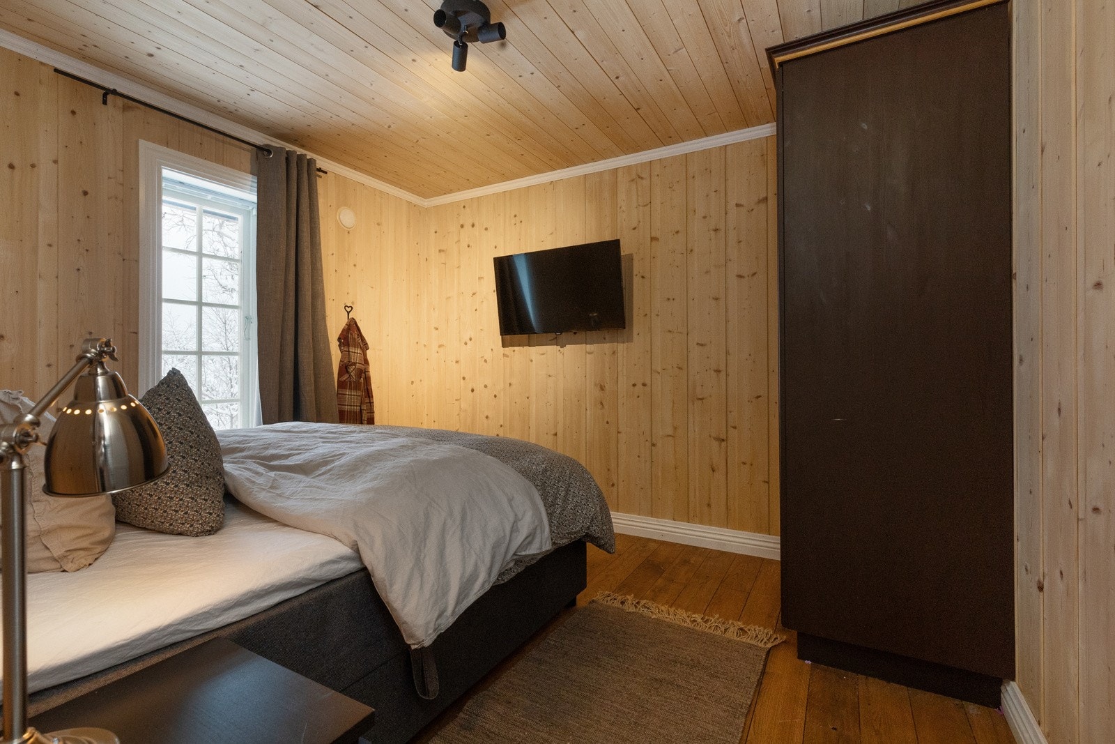 Dette rommet med plass til dobbeltseng og garderobeskap Galleribilde