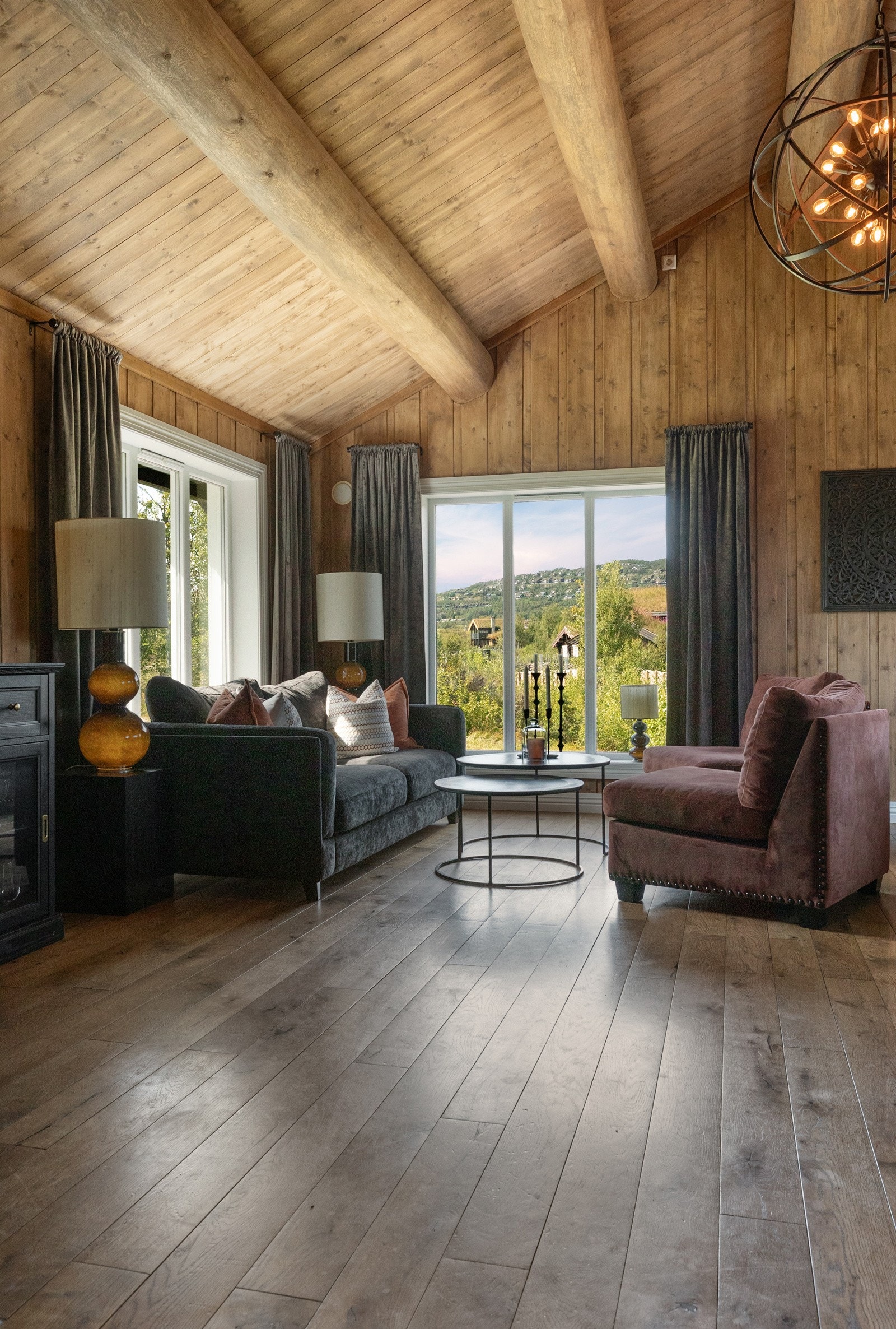 Delikat stue med store vindusflater Galleribilde