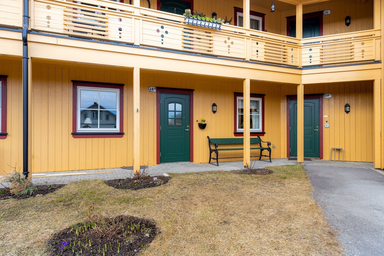 Fra entreen er det enkel adkomst direkte til bakkeplan. Ved inngangspartiet er det pen belegningsstein, gressplen og nydelige blomsterbed. Galleribilde