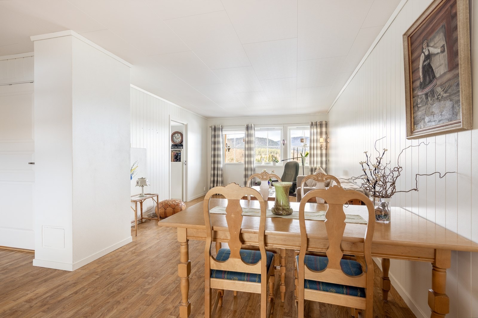 Boligen fremstår som en trivelig og lettstelt leilighet fra 2004 med god planløsning og alt på en flate. Det er lys og gjennomgående stil med belegg på gulv og hvite flater på vegger i store deler av boligen. Galleribilde