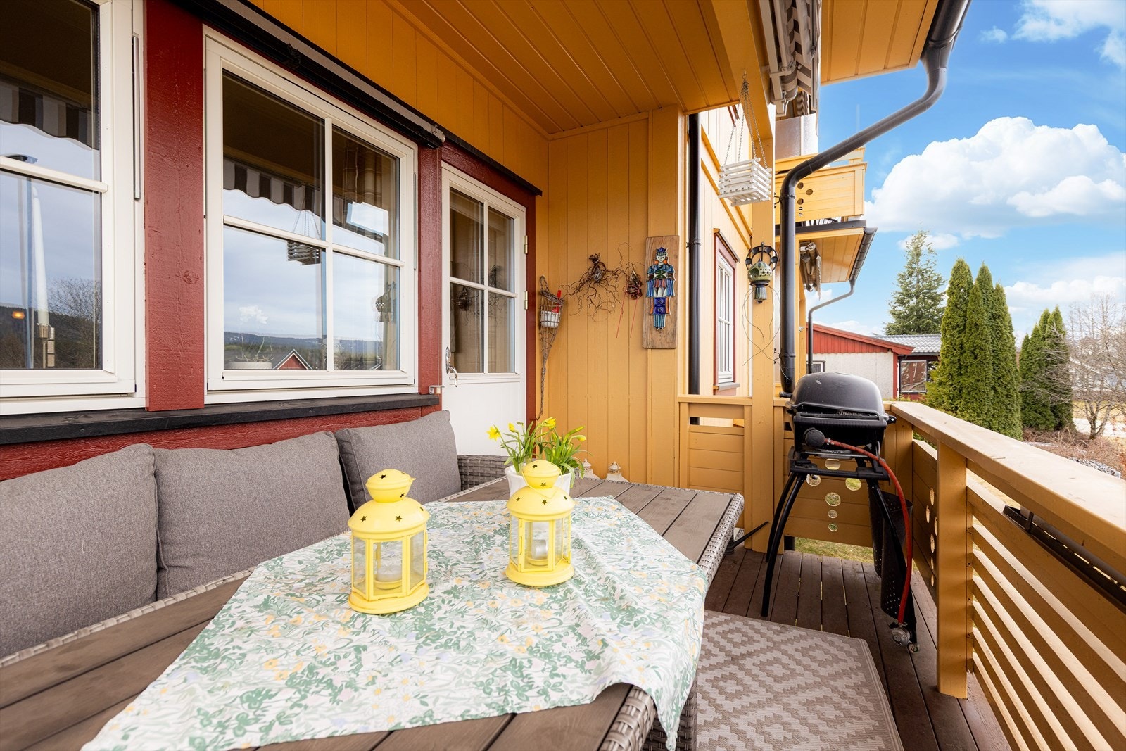 Verandaen er takoverbygget og 7 kvm stor. Fra verandaen er det inngang til stue. Galleribilde