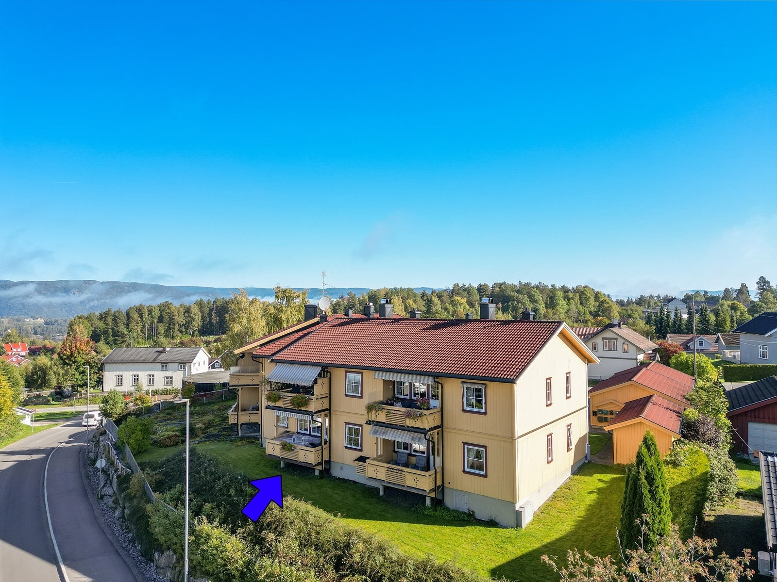 Boligen er en selveierleilighet tilknyttet Sameie Hollavegen 26 som består av 10 leiligheter. Sameiet har en fin beliggenhet på Berget på Ulefoss. I henhold til sameiets vedtekter må kjøper være 55+ år og ikke ha hjemmeboende barn. Galleribilde