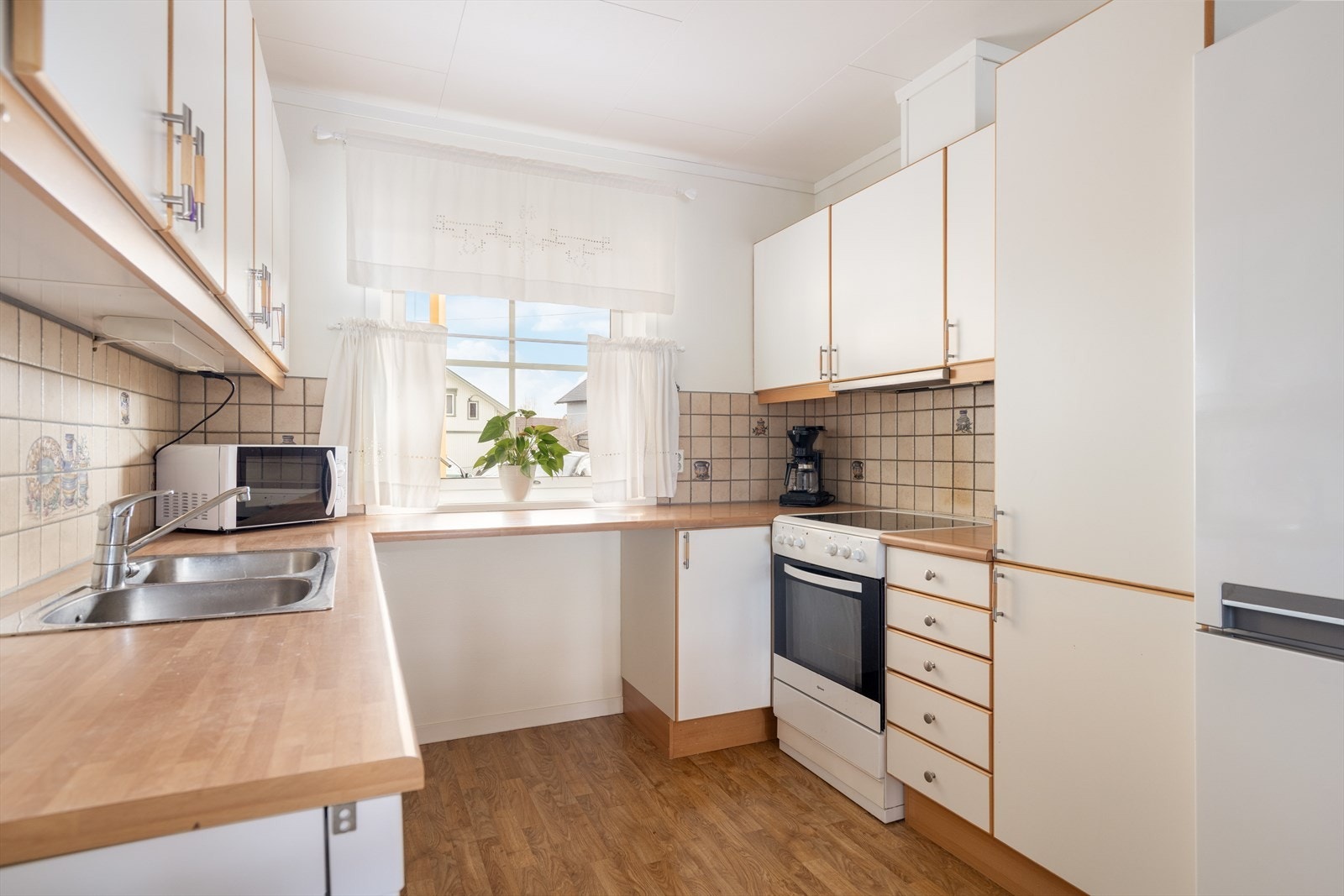 Det er ventilator med avtrekk ut og avsatt plass til kjøleskap, komfyr og oppvaskmaskin. Selger opplyser i egenerklæring at ventilatoren er defekt. Galleribilde