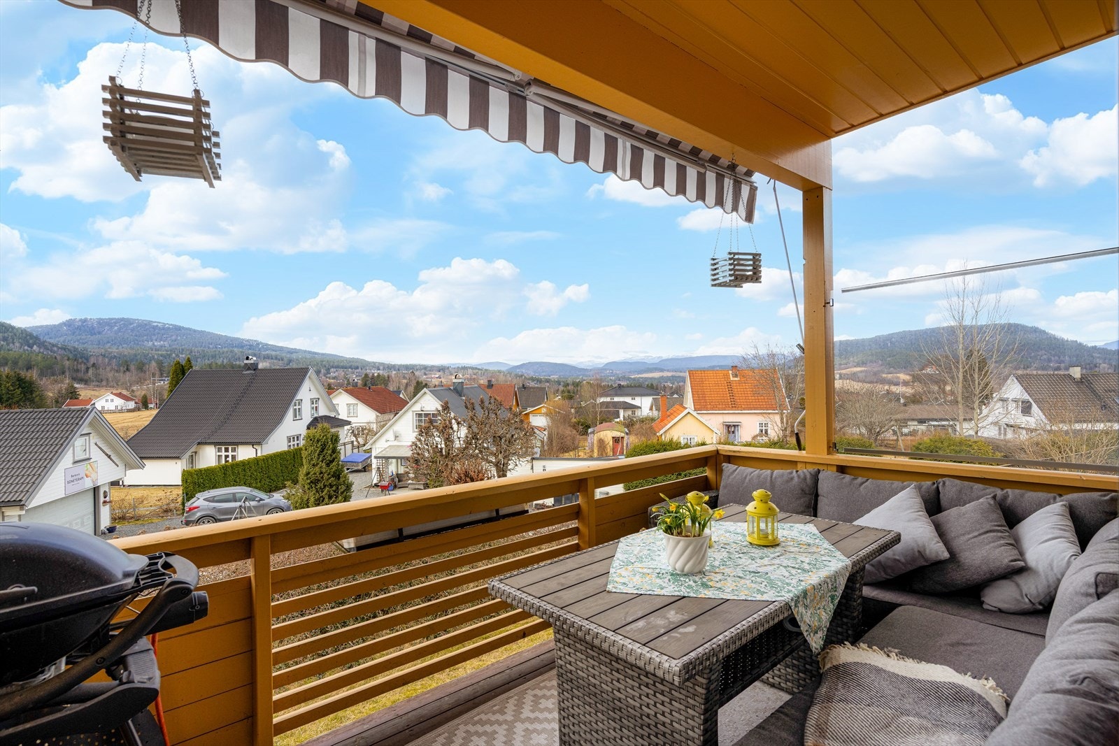 Her har boligen en flott beliggenhet i 1. etasje med gode solforhold og nydelig utsikt! Galleribilde