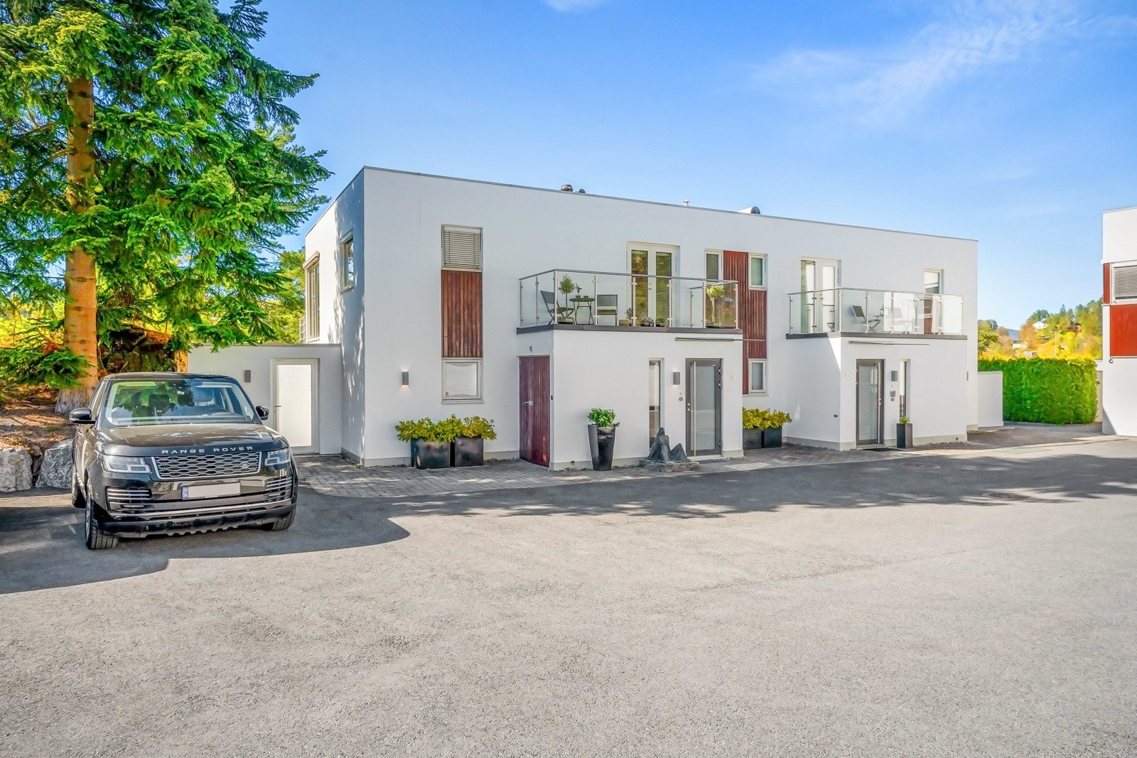 Fasaden ble pusset i 2016 og malt i 2024, og fremstår svært innbydende. Ved inngangfspartiet er det også en pratisk utebod Galleribilde