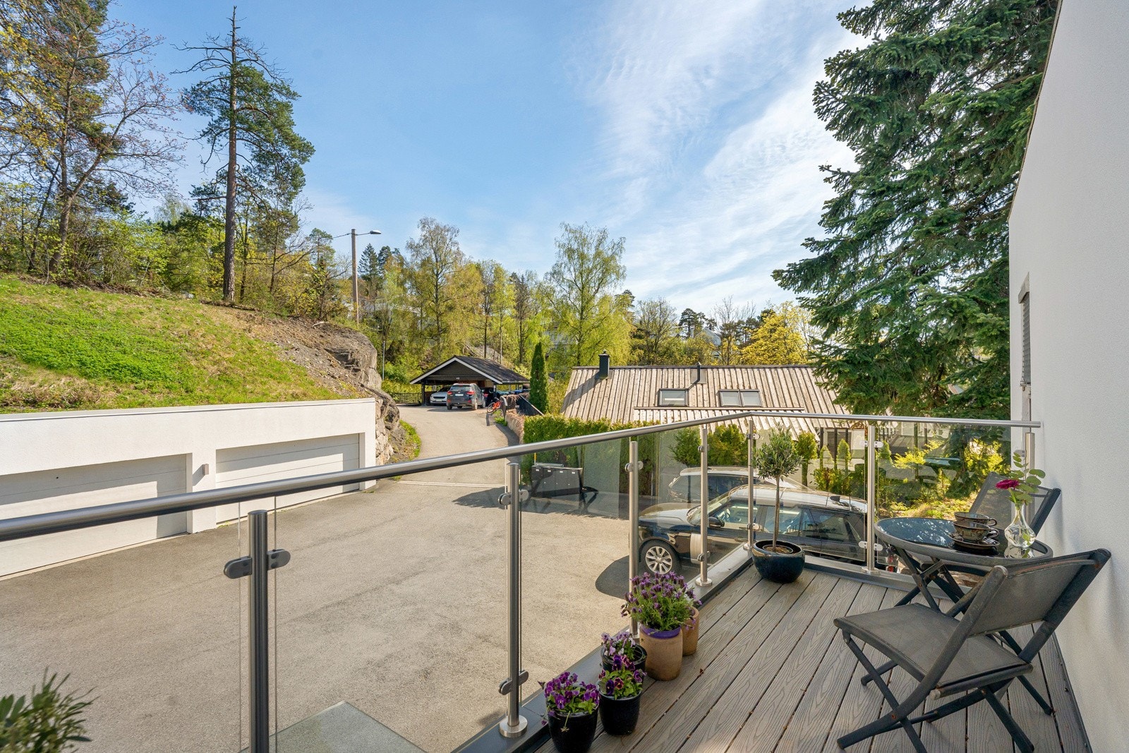 På verandaen mot gårdsplassen ble det lagt nytt gulv og nytt rekkverk i 2023 Galleribilde