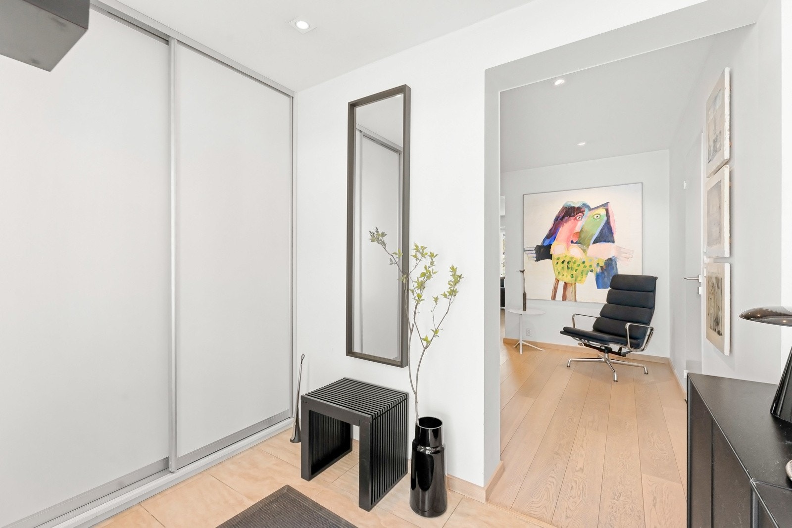 Entréen er lys og moderne med garderobeskap som sørger for god oppbevaring Galleribilde