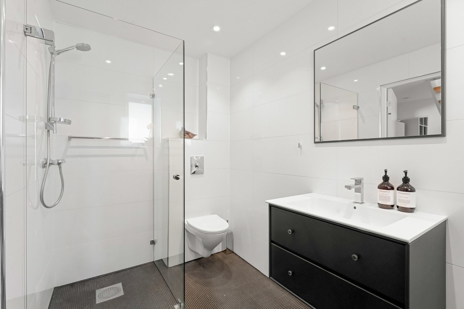 Det er mekanisk avtrekk fra badet, og tilluft via spalte under døren Galleribilde