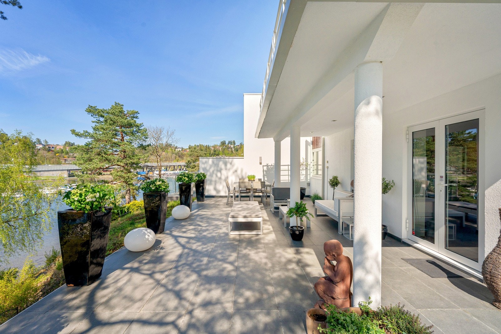 Fra spisestuen er det direkte utgang til en stor og innbydende markterrasse Galleribilde