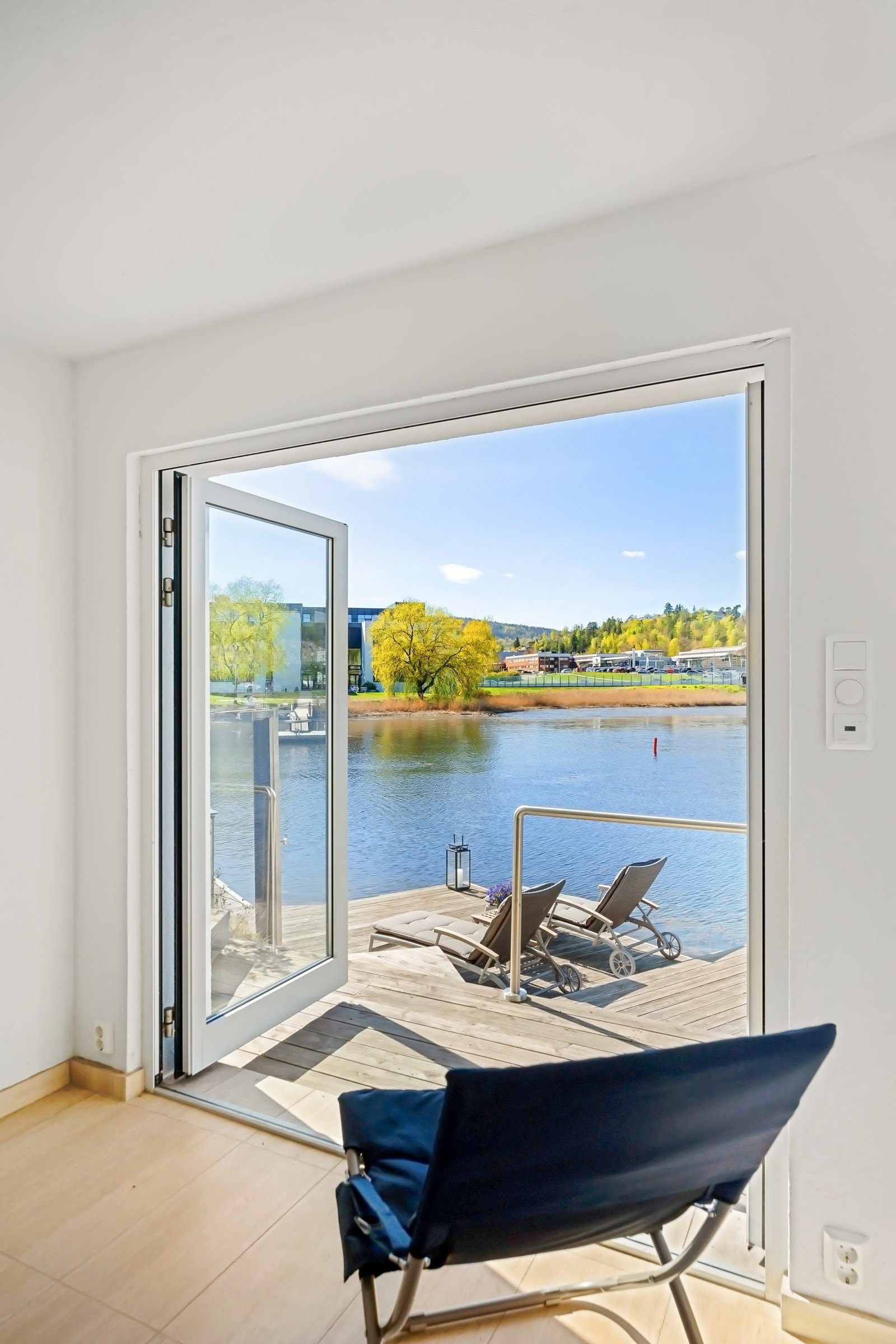 I tilknytning til båthuset er det en solrik terrasse og en oppgradert flytebrygge Galleribilde