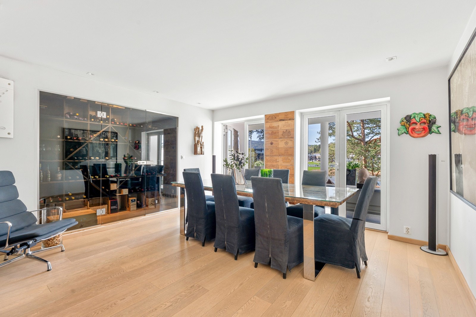 I 2011 ble planløsningen i første etasje endret, og rommet er i dag innredet som en innbydende spisestue med tilhørende vinrom. Det er enkelt å etablere et ekstra soverom her (se alternativ plantegning). Galleribilde