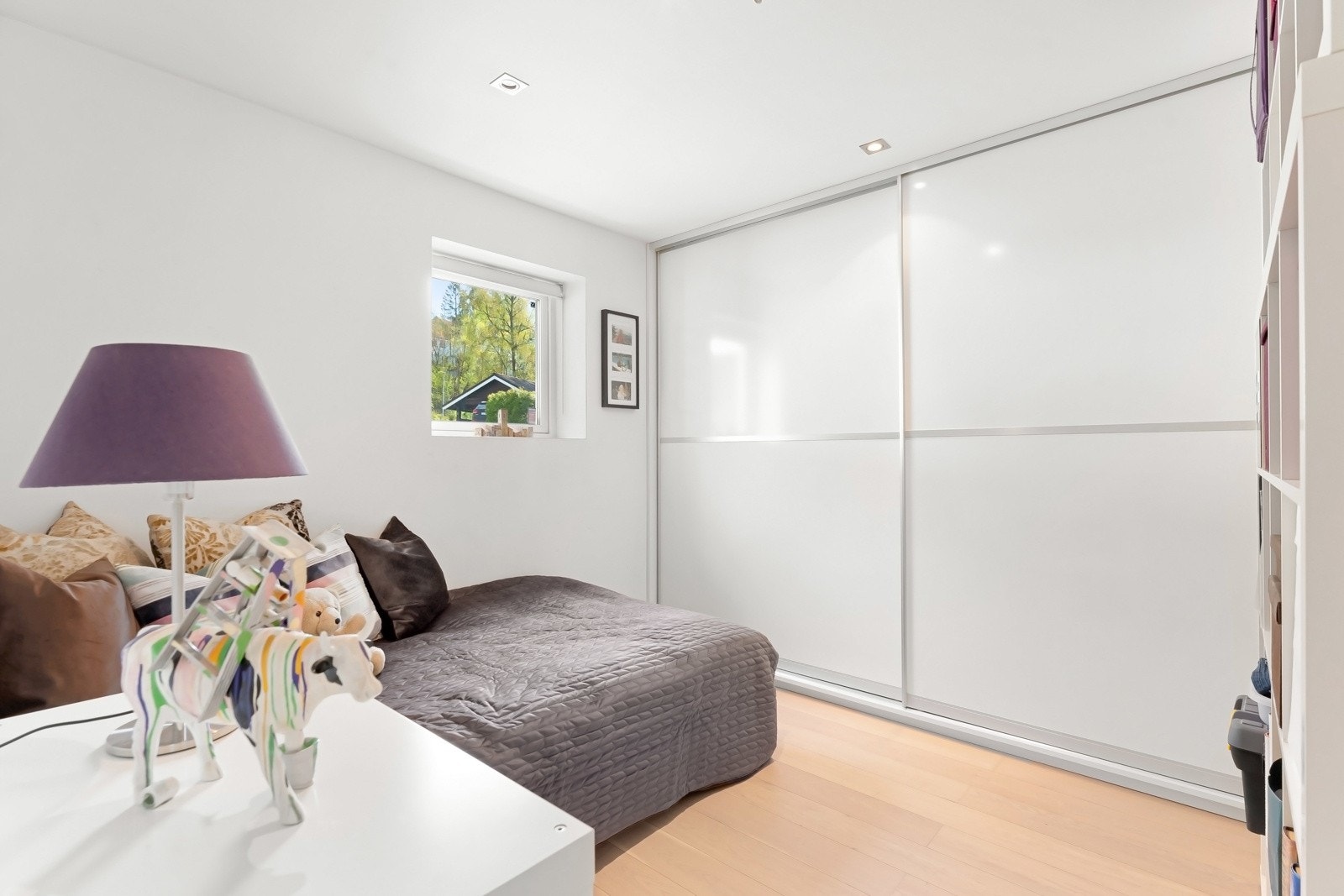 Rommet er innredet med garderobeskap med skyvedører som sørger for gode oppbevaringsmuligheter Galleribilde