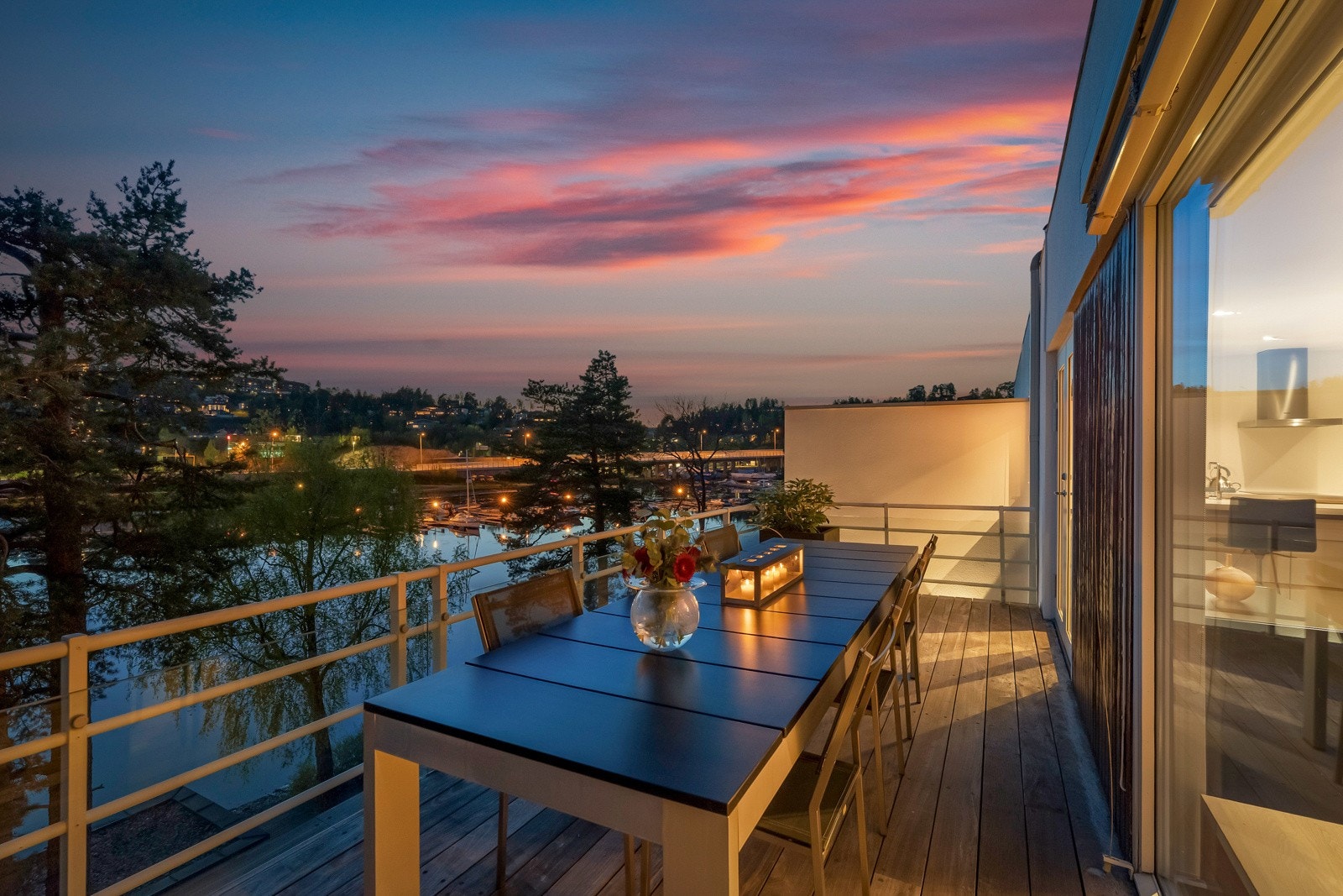 Verandaen som vender mot sjøen er romslig med god plass til spisebord Galleribilde