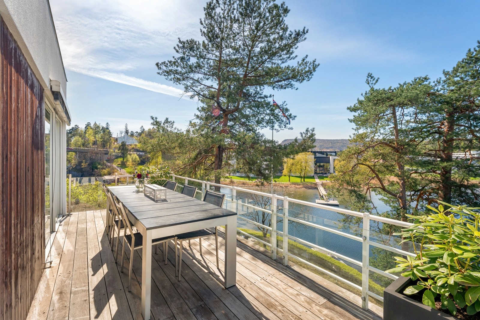 Den ene verandaen vender mot sjøen, mens den andre vender mot gårdsplassen Galleribilde