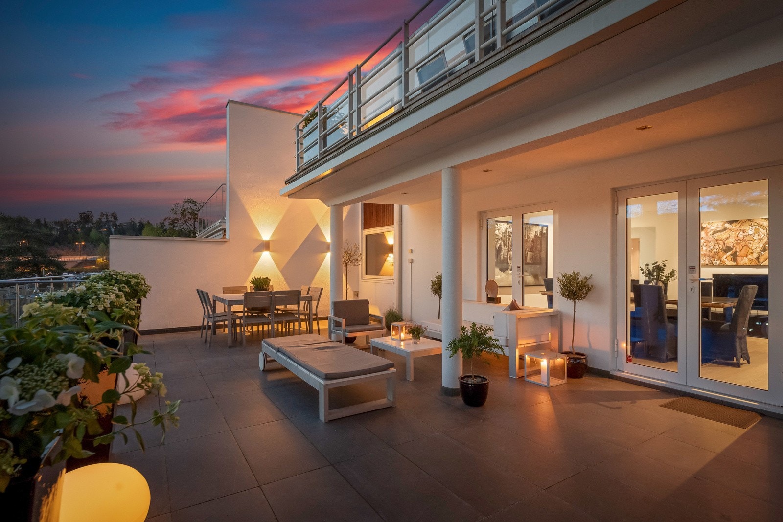 Området er opparbeidet med plass til både sittegruppe, spisebord og solsenger, og har god plass for sosiale sammenkomster Galleribilde