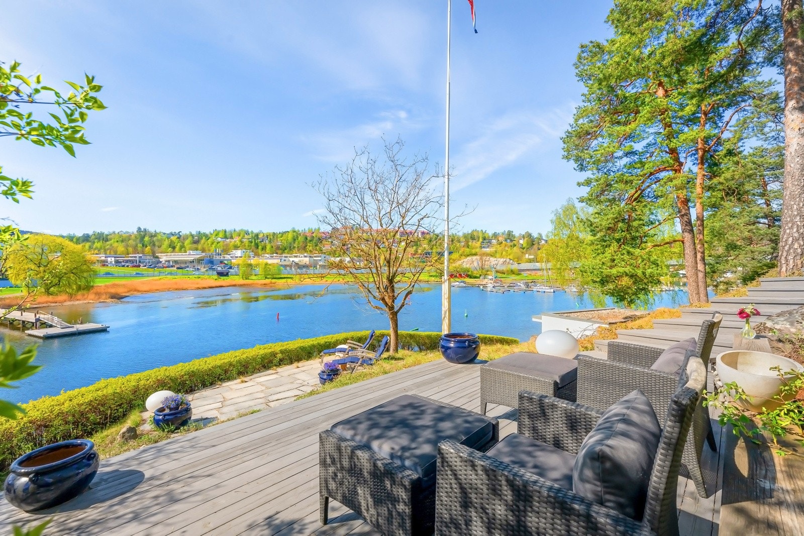 I 2010 ble det bygget en trapp i terrenget som leder ned mot sjøen Galleribilde