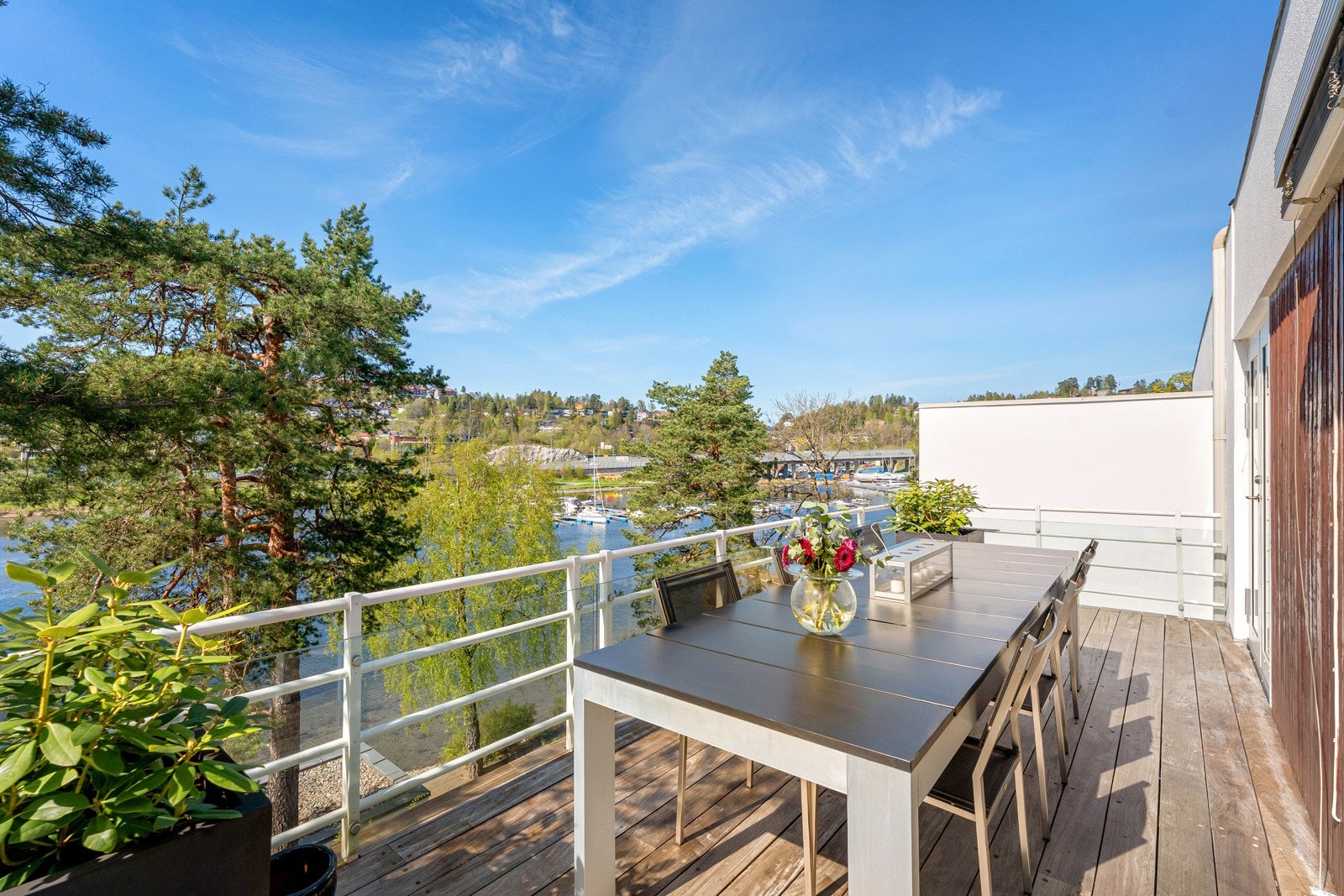 I andre etasje er det uteplasser på begge sider av boligen, noe som gir mulighet til å nyte solen fra morgen til kveld Galleribilde