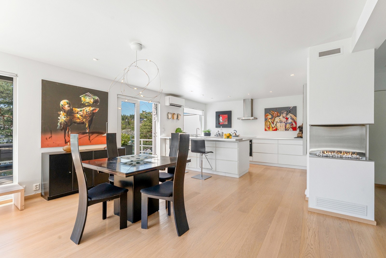 Kjøkkenet er fra 2008 og har en åpen og stilren løsning mot stue og spisestue Galleribilde