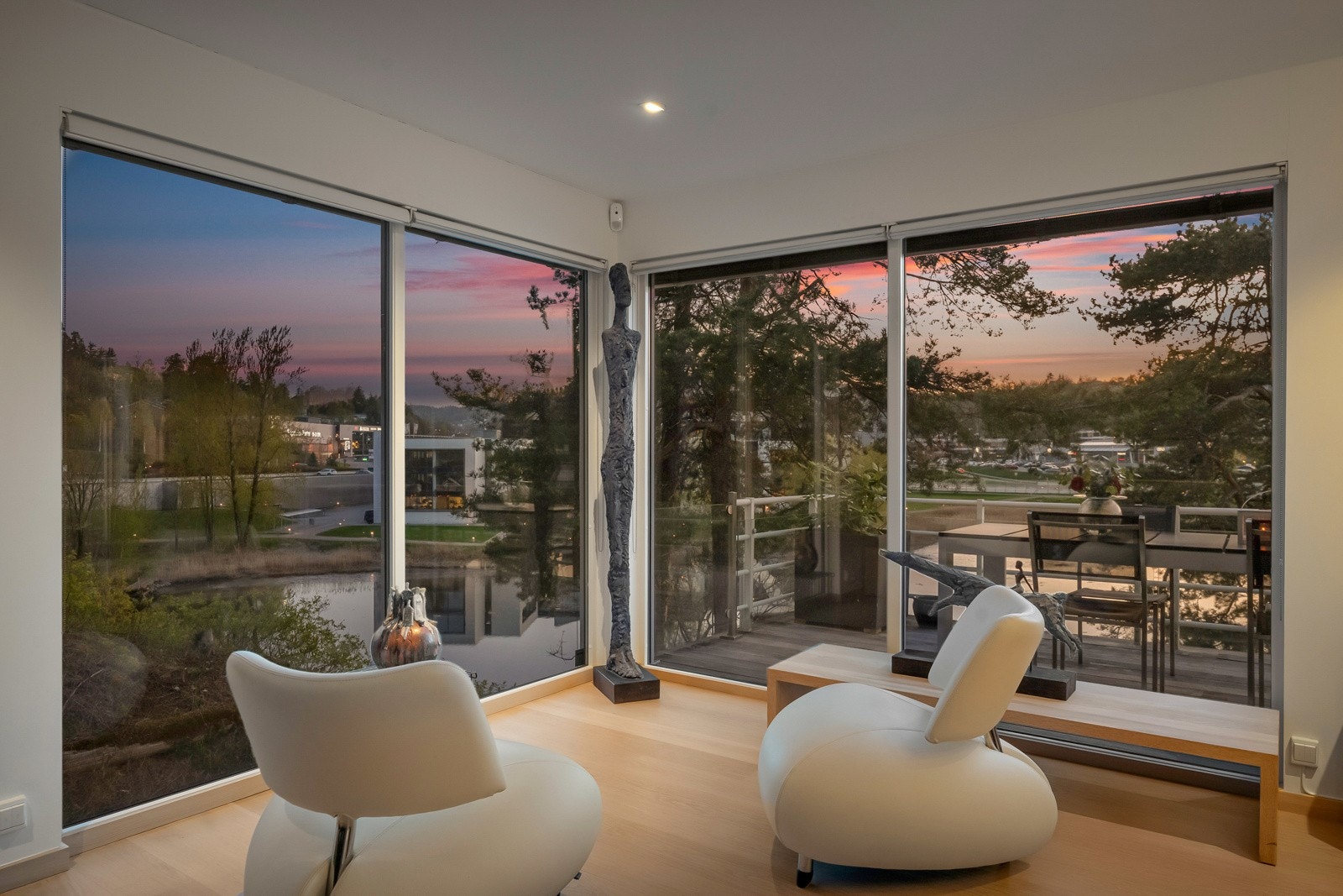 Store vindusflater slipper inn rikelig med naturlig lys og gir en fantastisk utsikt over sjøen Galleribilde