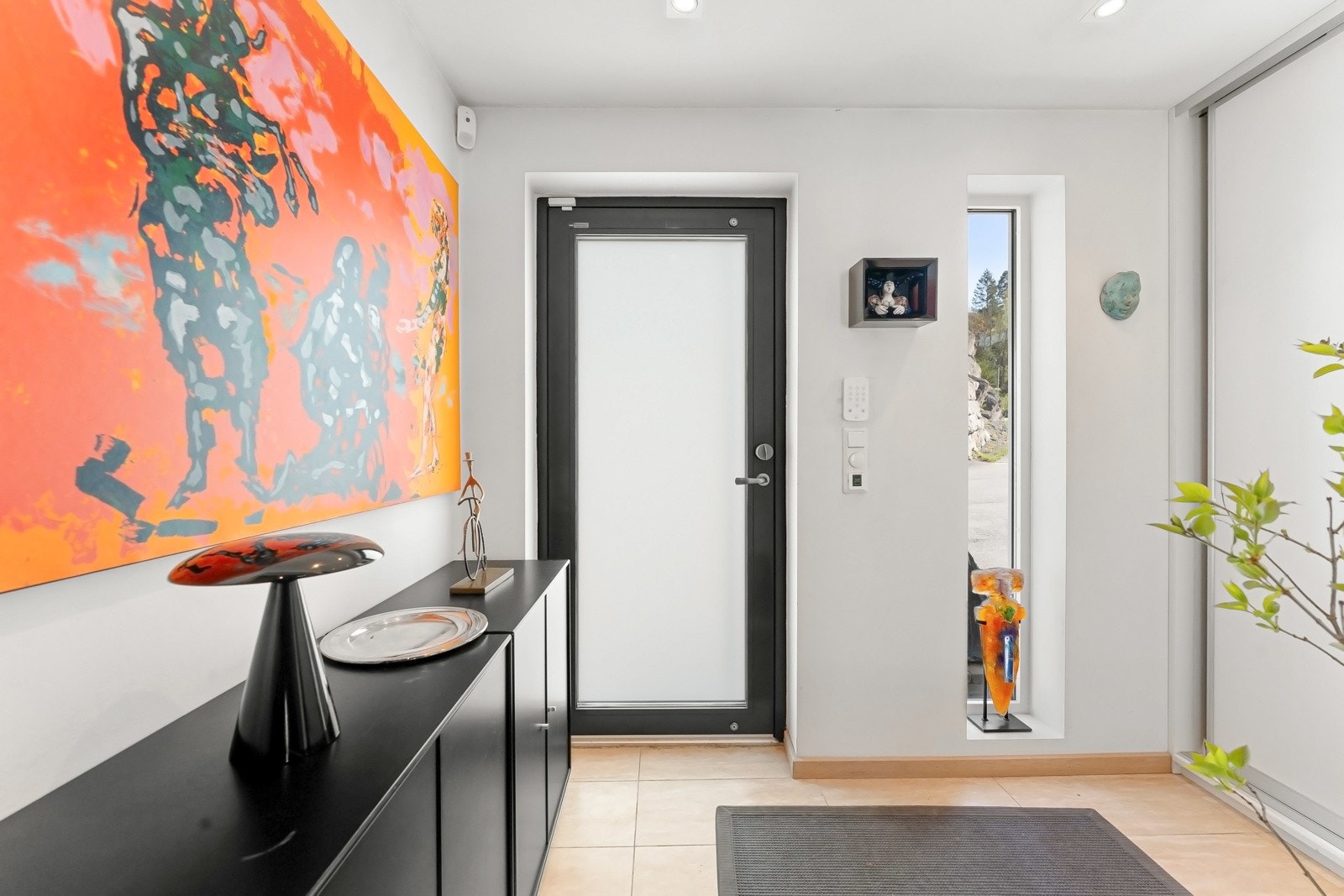 Hoveddøren ble skiftet i 2023 og har et stort glassfelt som slipper inn naturlig lys Galleribilde