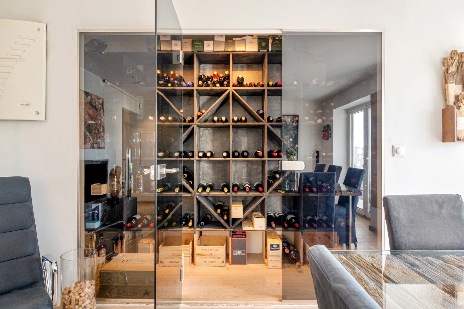 Vinrommet, som er plassert i tilknytning til spisestuen, er utstyrt med kjøleaggregat montert på vegg Galleribilde