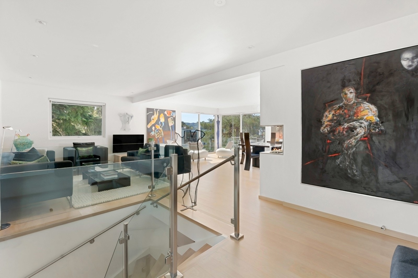 En flott trapp med glassrekkverk ble satt inn i 2011 Galleribilde