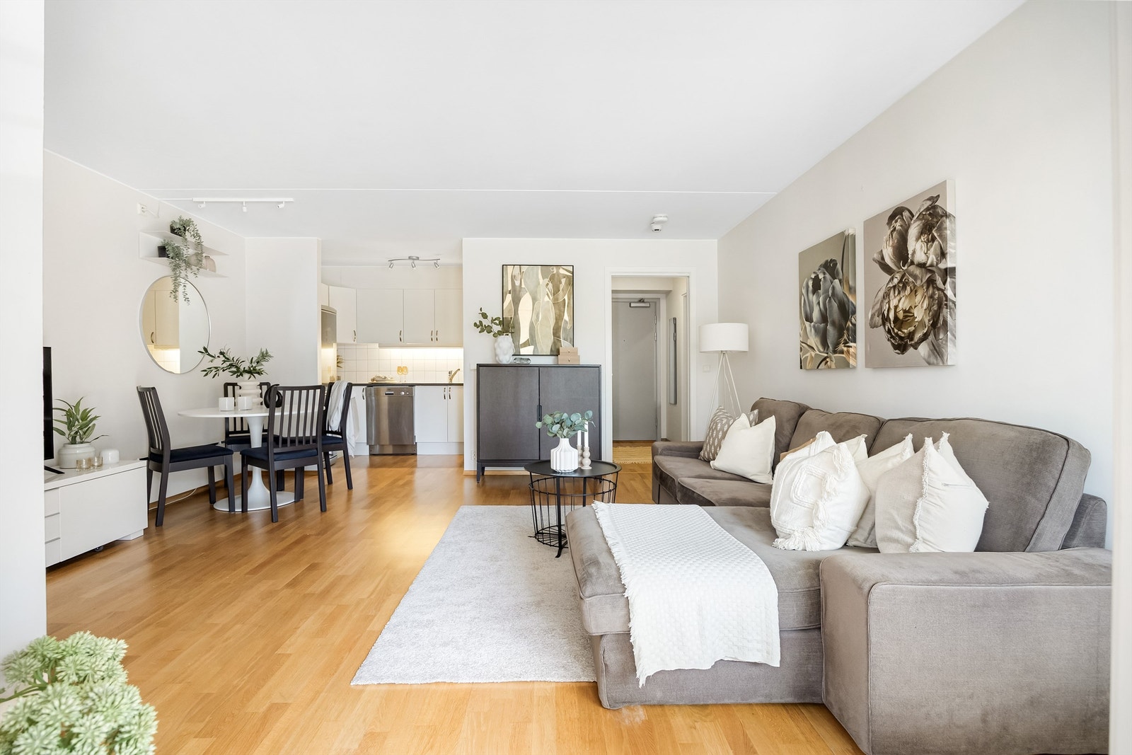 Leiligheten har åpen stue/kjøkkenløsning som gir leiligheten et sosialt utgangspunkt. Galleribilde