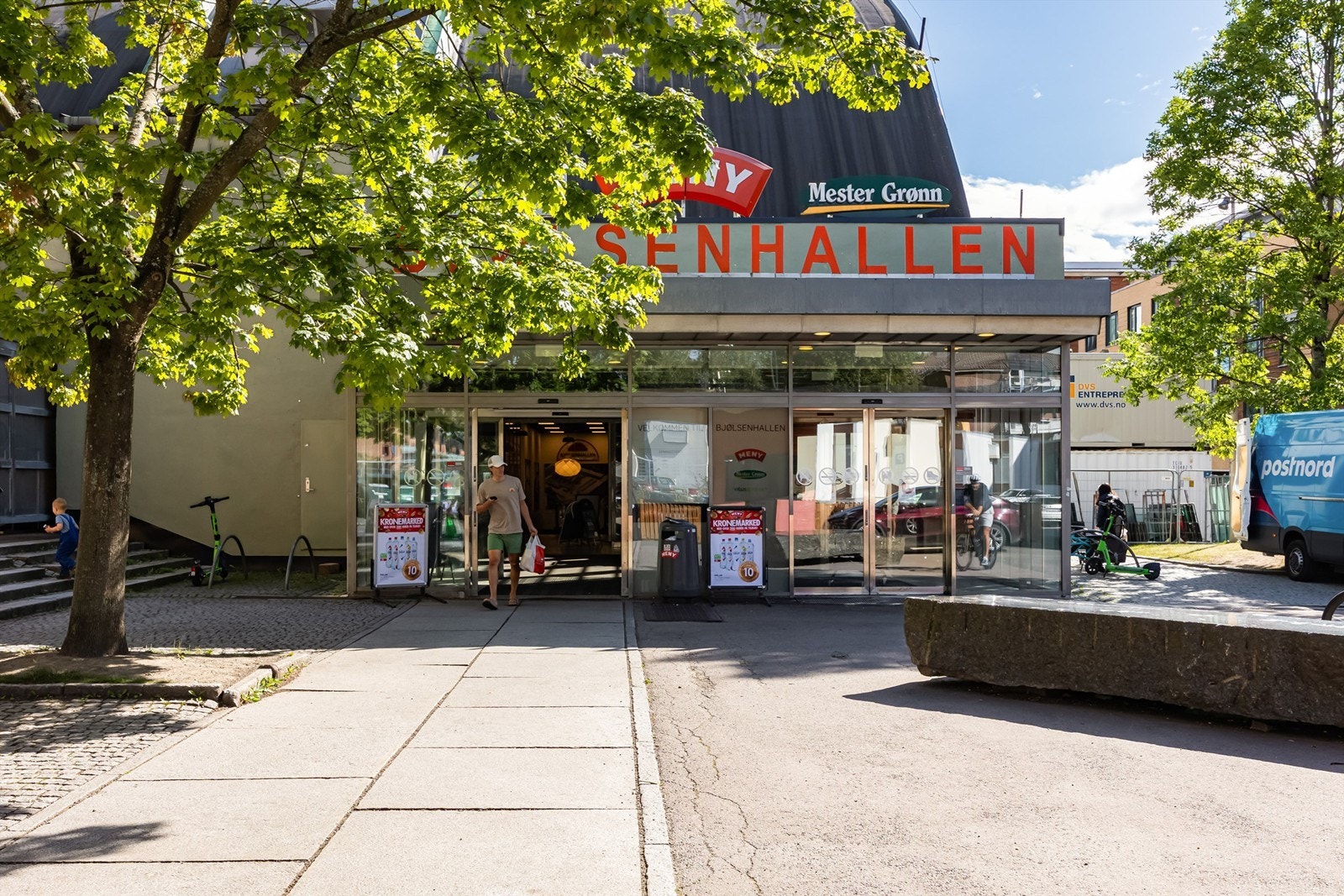 Leiligheten ligger like ved Bjølsenhallen som tilbyr Meny, Apotek og Mestergrønn. Galleribilde