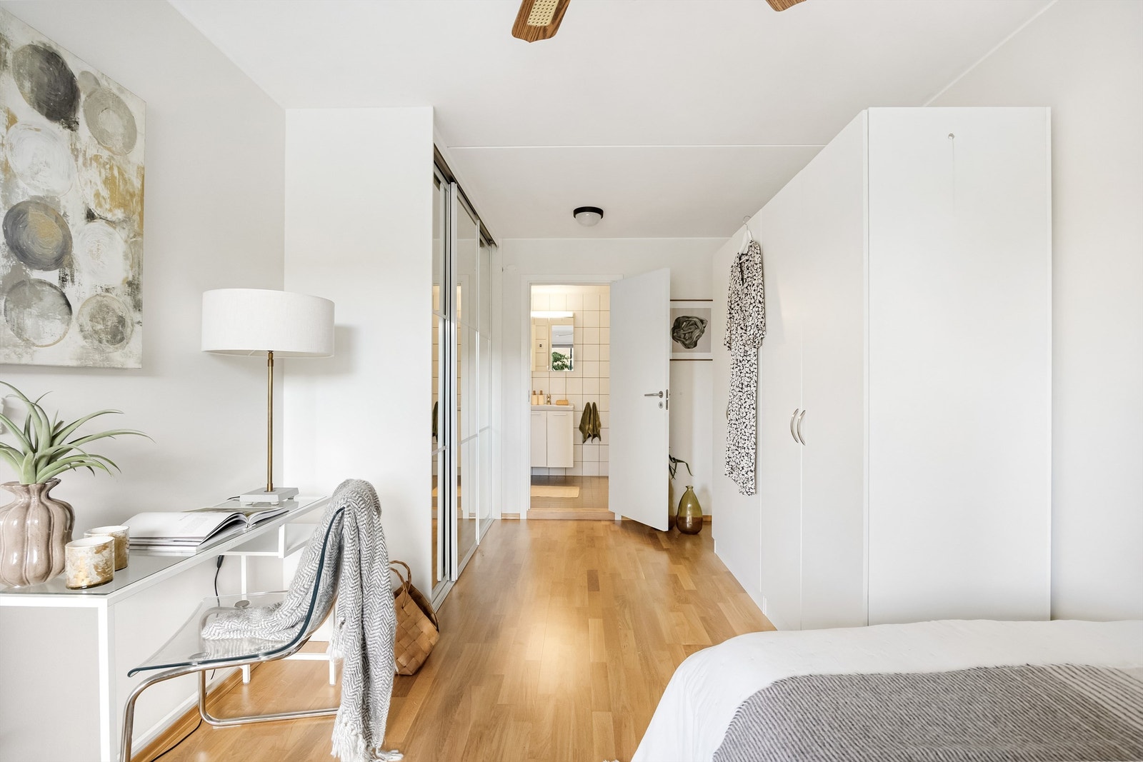 Inngang til badet både fra entré og hovedsoverom. Galleribilde