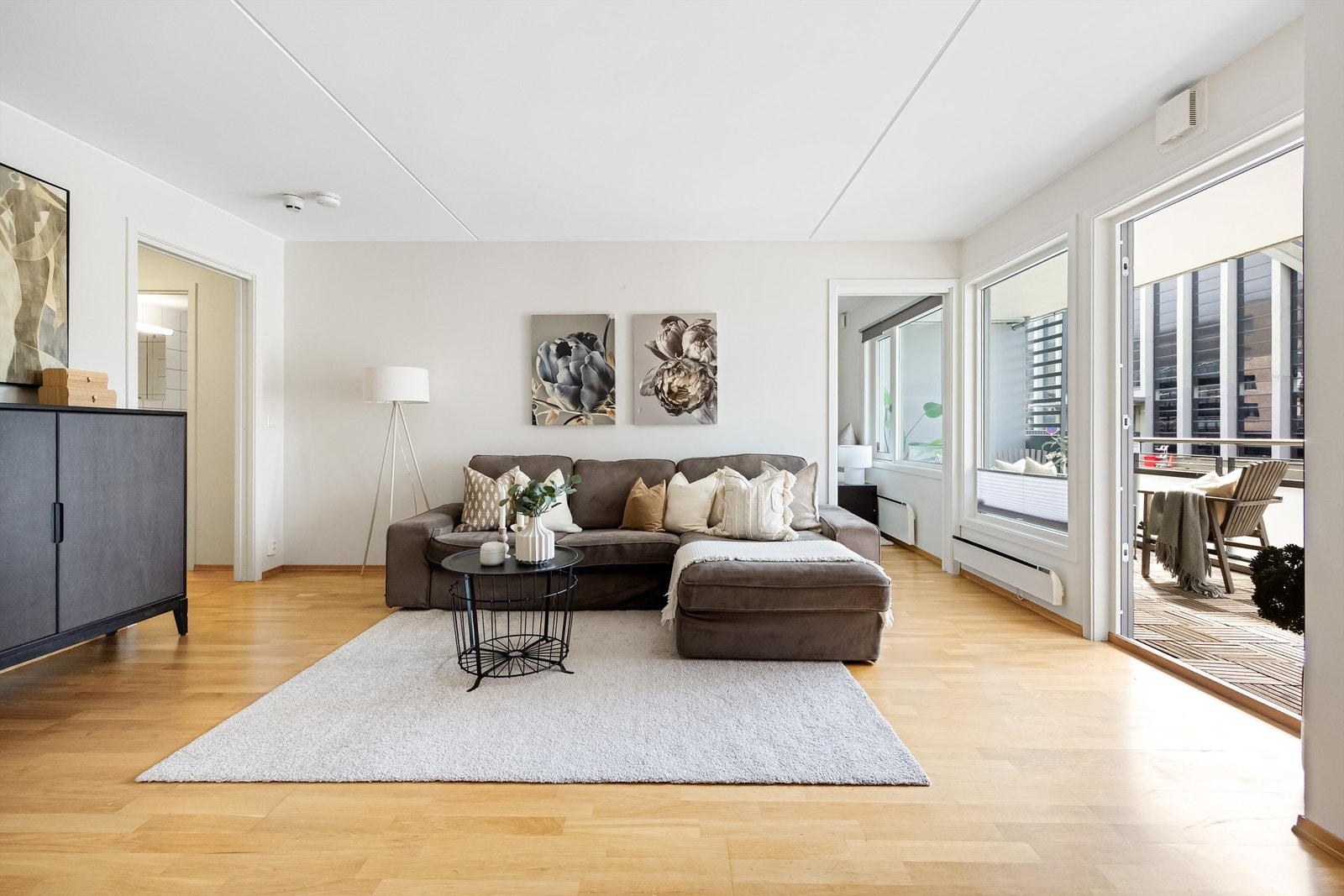 Leiligheten har et romslig oppholsrom som er enkelt å møblere med sofa, tv og spisebord. Galleribilde