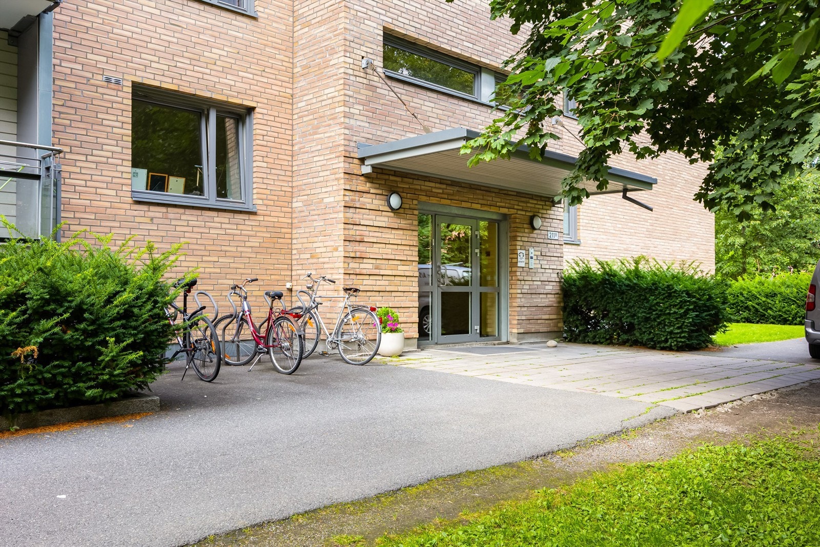 Dette er en leilighet for deg som ønsker å bo sentralt, men tett på naturen og flotte turmuligheter i umiddelbar nærhet. Galleribilde