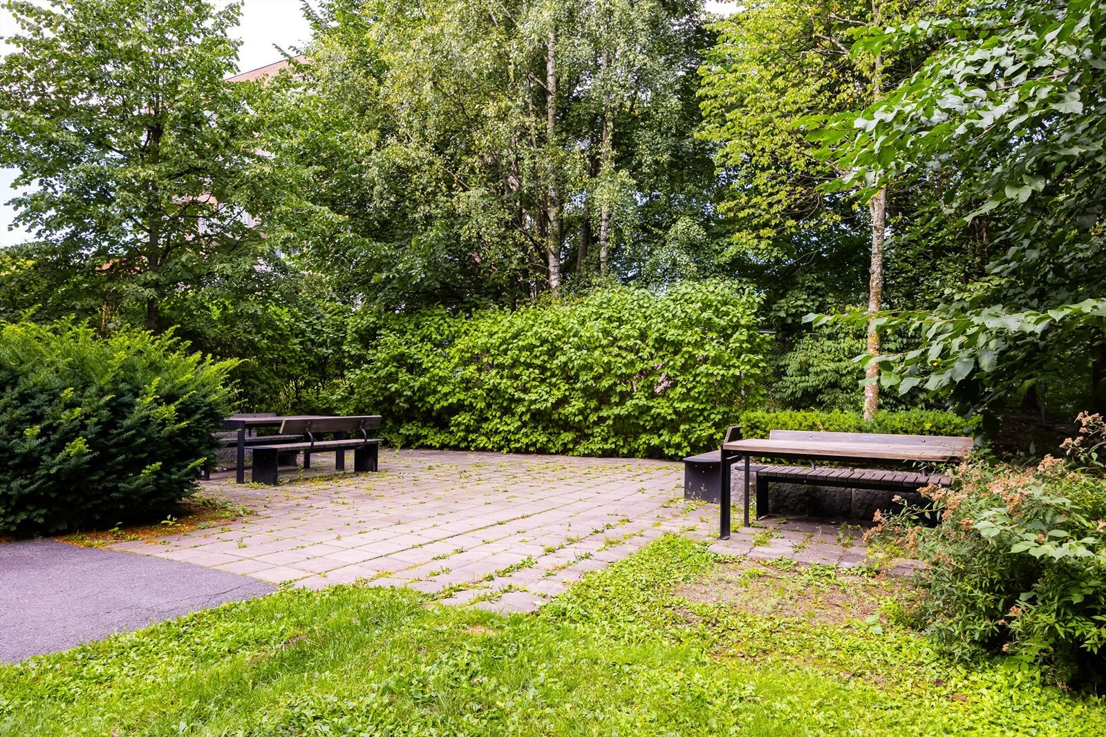 Felles bakgård med sittegruppe for beboerne i sameiet. Galleribilde