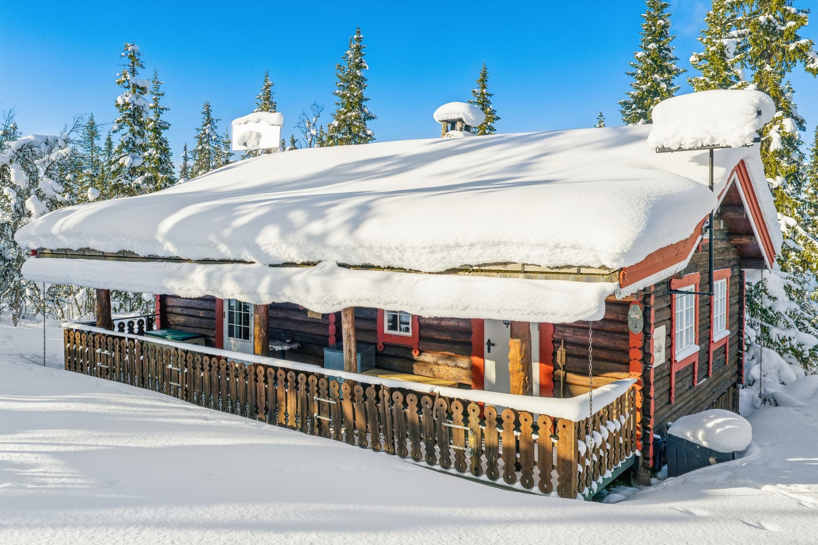 Hytta er bygd i 1987, og har enkel hyttestandard uten innlagt strøm, vann og avløp. Galleribilde