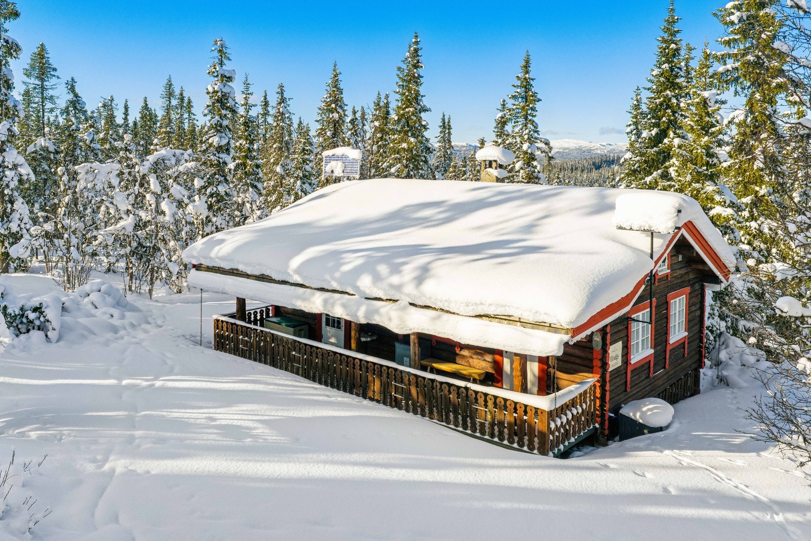 Eiendomsmegler Marit Nystuen presenterer denne fritidseiendommen i Hedalen. Foto utebilder vinter: EFKT v/ Tor Solberg Galleribilde