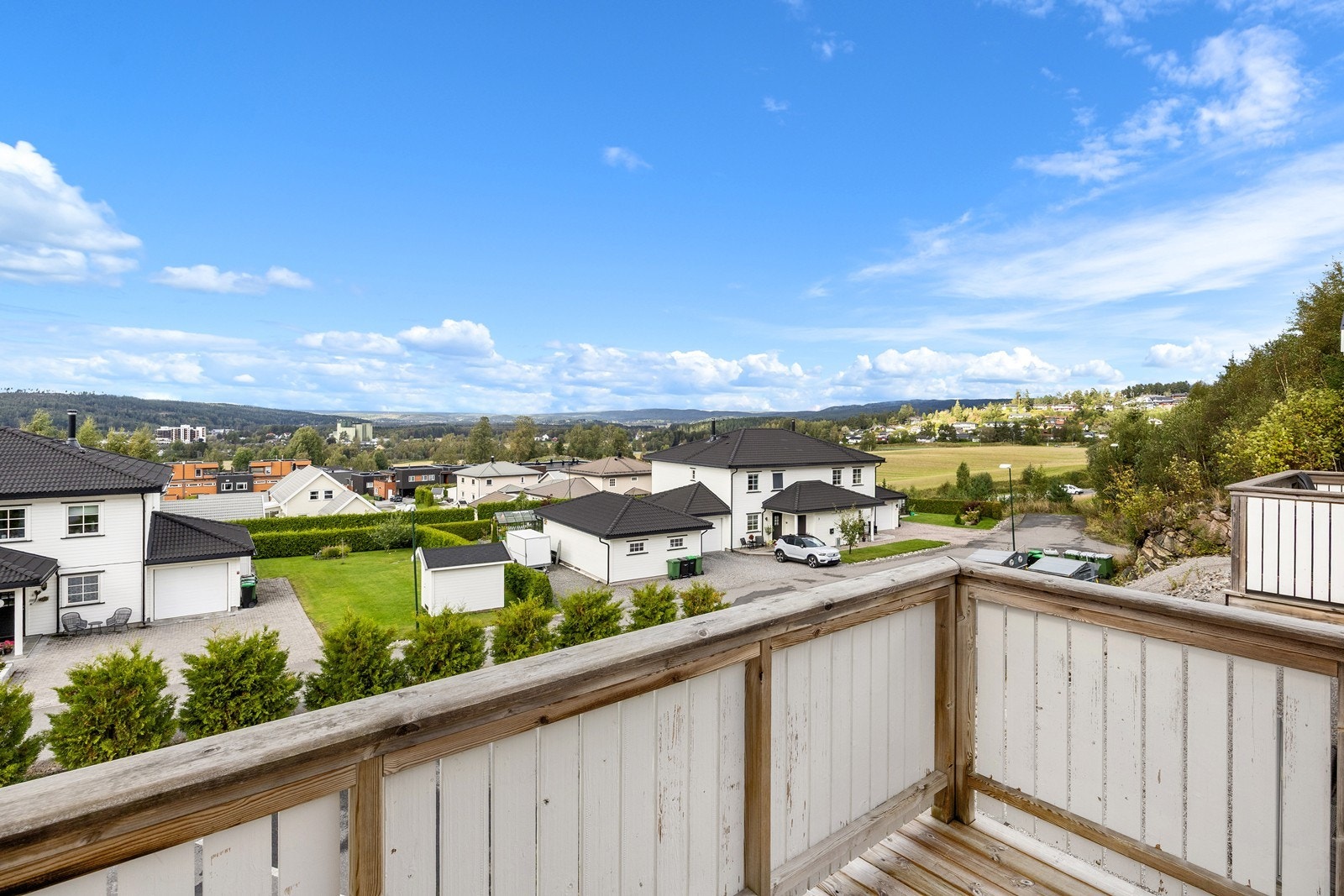 Nærområdet byr på lekeplasser, merkede turstier i skogen, gapahuker og skiløyper for å nevne noe. Galleribilde