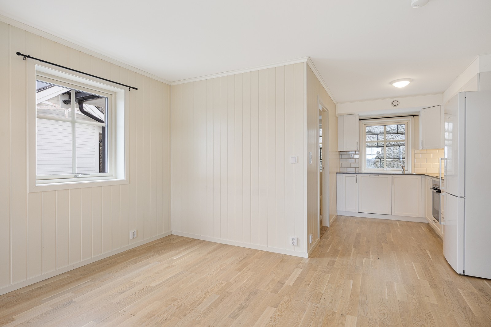 Kjøkkenet ligger i delvis åpen løsning mot stuedelen. Galleribilde