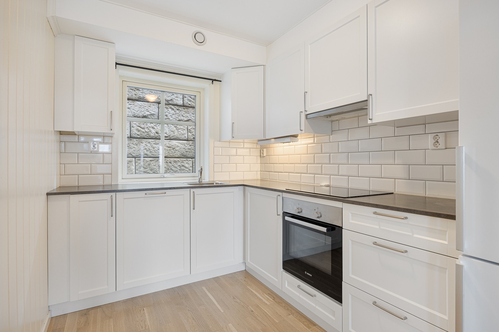 Videre er kjøkkenet utstyrt med integrert oppvaskmaskin, stekeovn og keramisk topp samt ventilator. Det er installert lekkasjestopper og komfyrvakt. Galleribilde