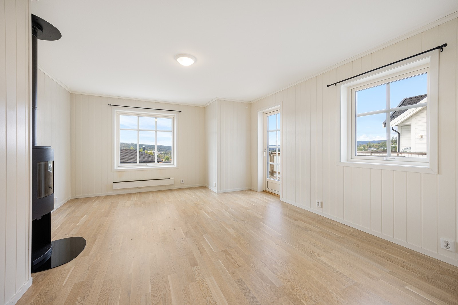 Stuen oppleves som lun og innbydende, og dagslyset som strømmer inn via store vinduer i to himmelretninger skaper en luftig atmosfære. Galleribilde