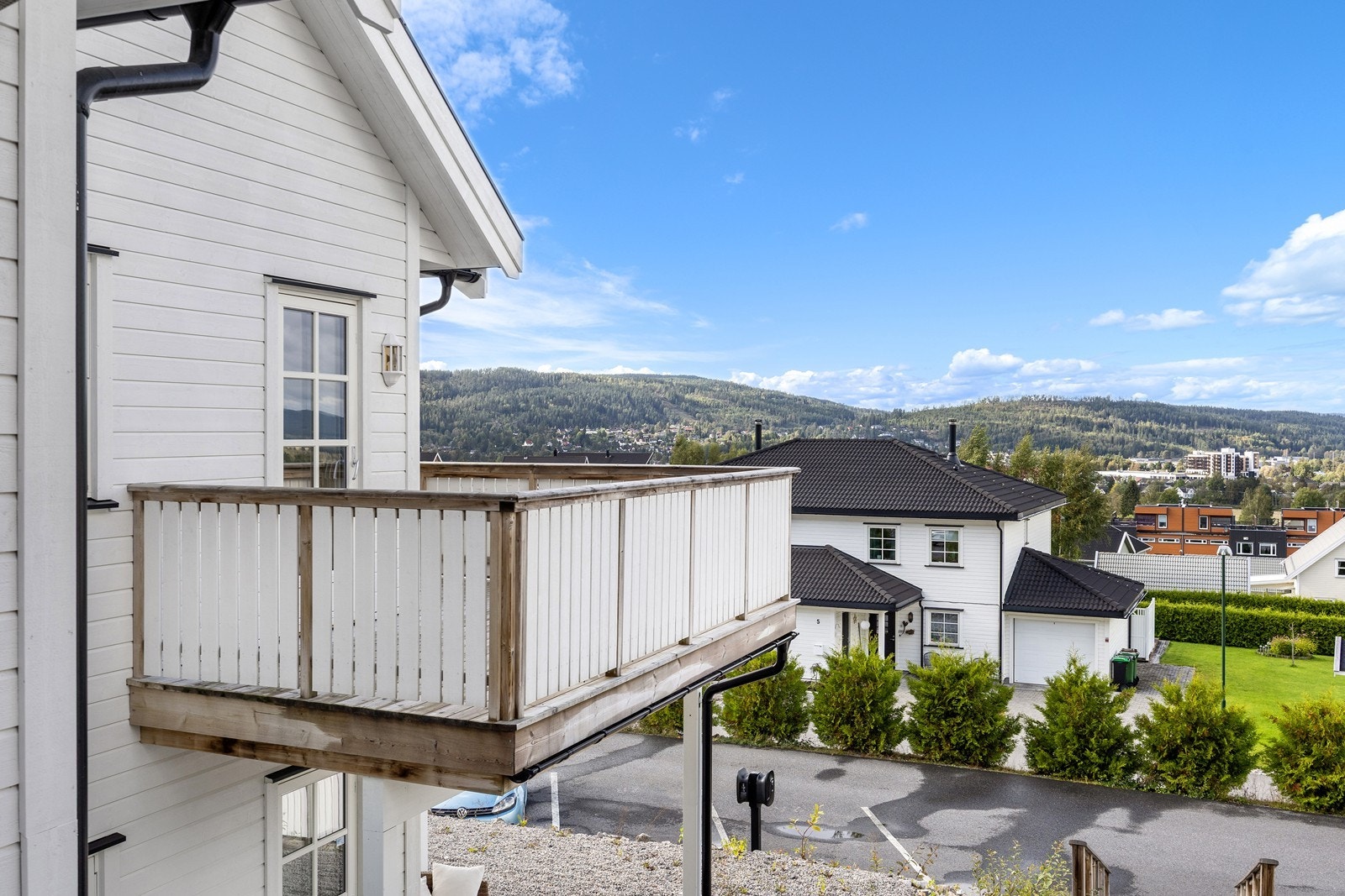 Leiligheten har en flott og vidstrakt utsikt fra stuedelen og terrassen. Galleribilde