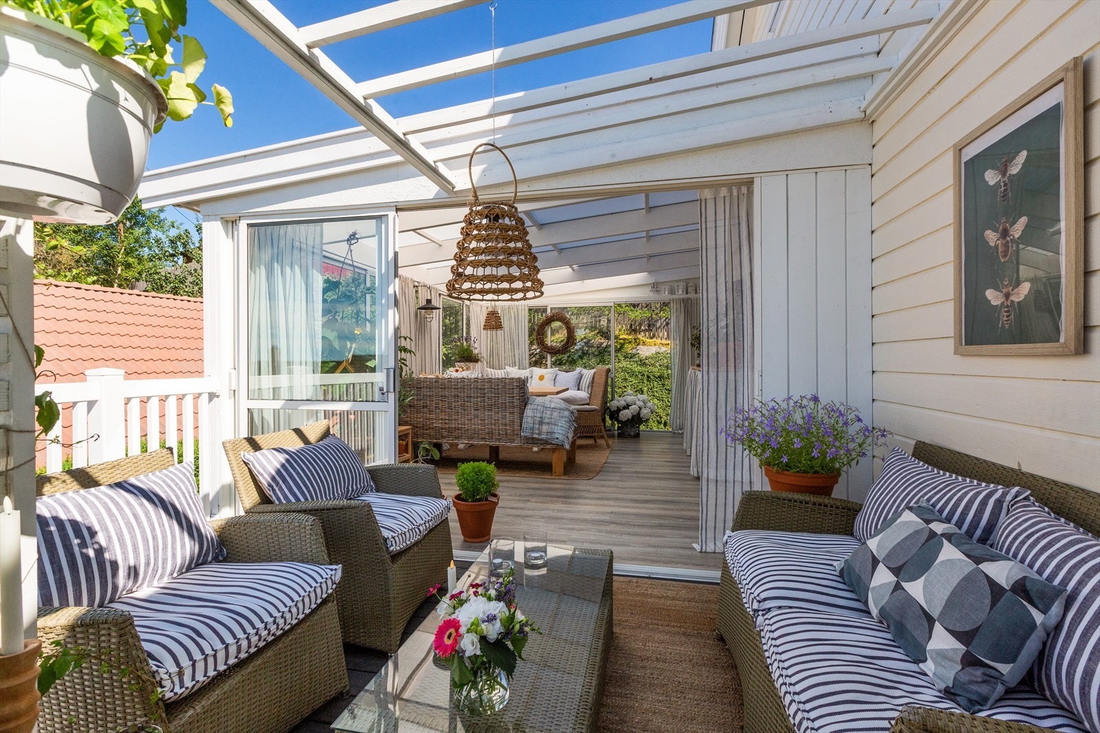 Den innglassede delen av verandaen fungerer som en forlengelse av stuen. Galleribilde