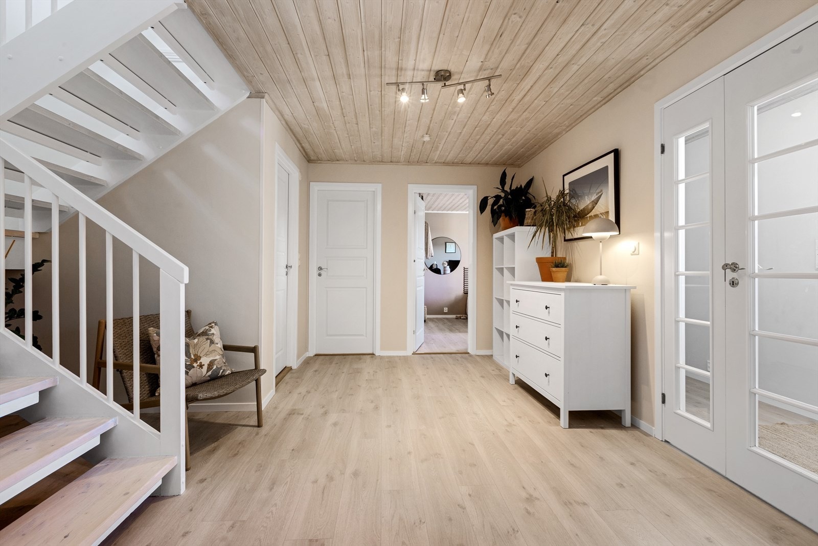 Hallen i underetasjen binder sammen soverommene og har trapp opp til første etasje. Galleribilde