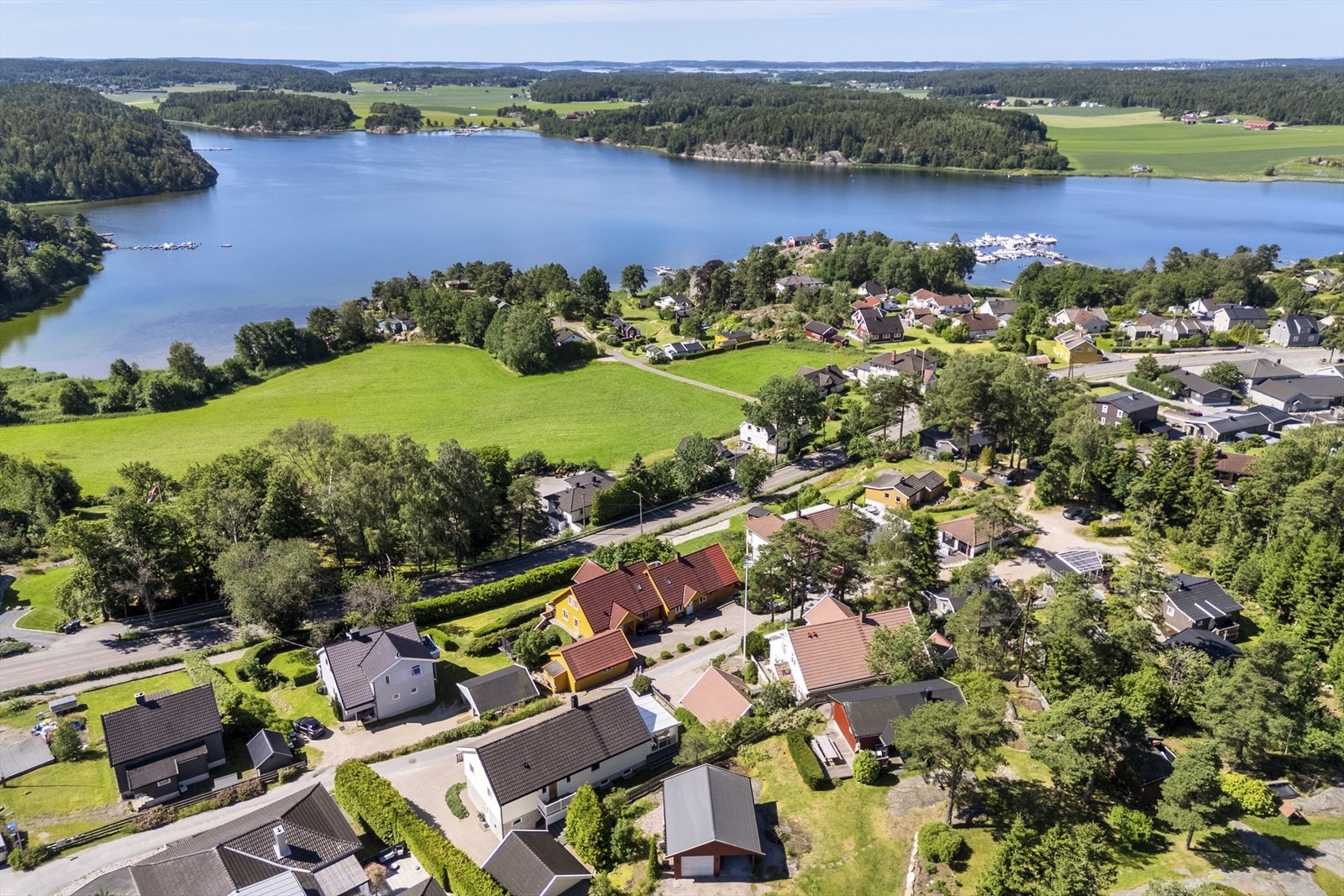 Eiendommen har en flott beliggenhet med utsikt til vannet i Skjærviken. Gangavstandf til populære Vispen badeplass med sandstrand, svaberg og sandvolleyballbane. Galleribilde