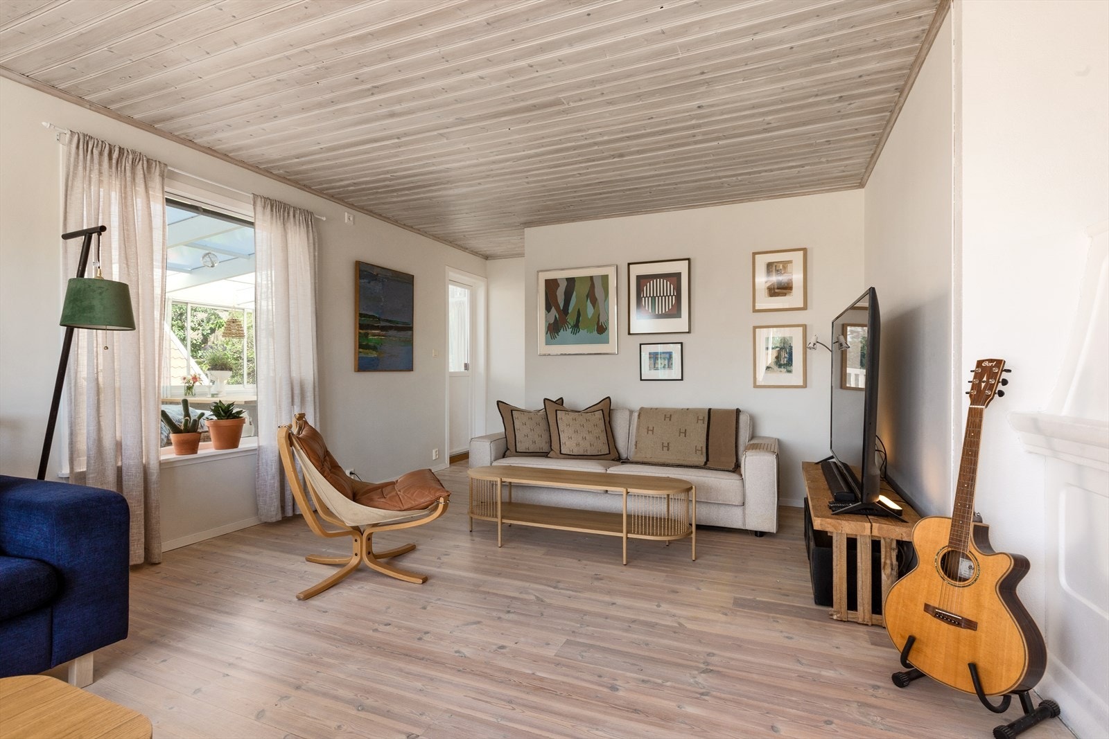 Store vindusflater gir rikelig med naturlig lys til oppholdsrommene. Galleribilde